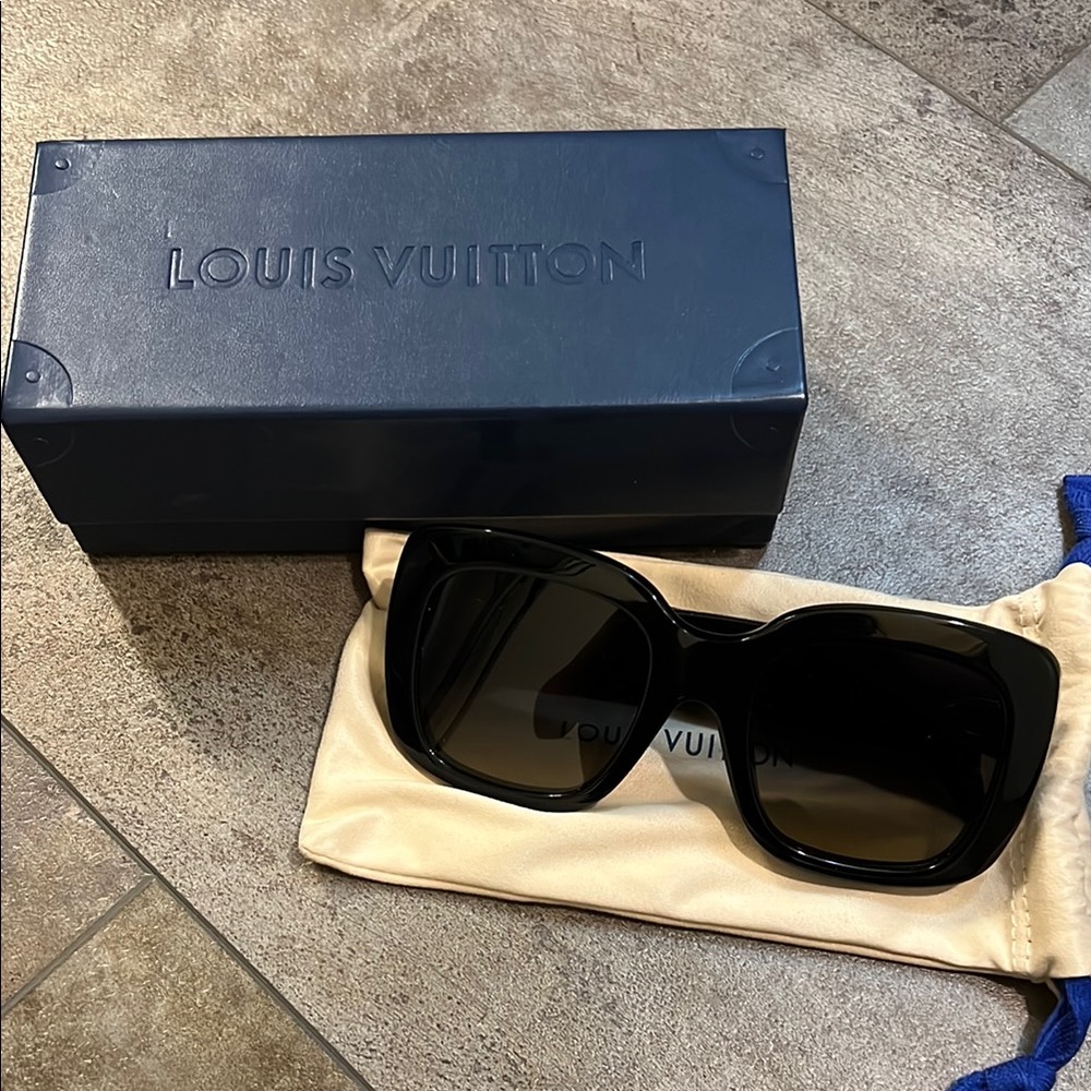 Louis Vuitton Elegant Black Sunglasses